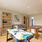Eastcote Farm - Spacious 5-bed With Views, Garden & Playroom * 锡勒斯