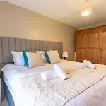 Eastcote Farm - Spacious 5-bed With Views, Garden & Playroom 度假居