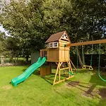 Eastcote Farm - Spacious 5-bed With Views, Garden & Playroom 锡勒斯