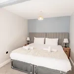 度假居 Eastcote Farm - Spacious 5-bed With Views, Garden & Playroom