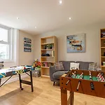 度假居 Eastcote Farm - Spacious 5-bed With Views, Garden & Playroom
