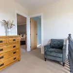 度假居 Eastcote Farm - Spacious 5-bed With Views, Garden & Playroom *