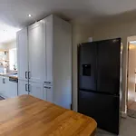 Eastcote Farm - Spacious 5-bed With Views, Garden & Playroom * 锡勒斯