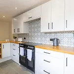 Eastcote Farm - Spacious 5-bed With Views, Garden & Playroom