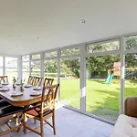 Eastcote Farm - Spacious 5-bed With Views, Garden & Playroom 度假居 *