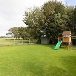 Eastcote Farm - Spacious 5-bed With Views, Garden & Playroom * 锡勒斯