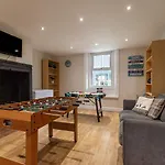 Eastcote Farm - Spacious 5-bed With Views, Garden & Playroom 锡勒斯