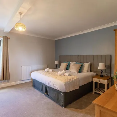 Eastcote Farm - Spacious 5-bed With Views, Garden & Playroom 锡勒斯