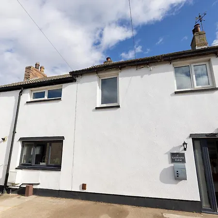 Eastcote Farm - Spacious 5-bed With Views, Garden & Playroom 度假居 *