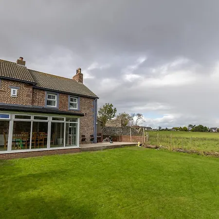 Eastcote Farm - Spacious 5-bed With Views, Garden & Playroom 度假居 锡勒斯
