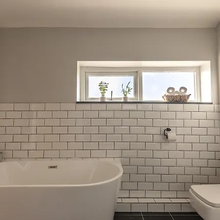 Eastcote Farm - Spacious 5-bed With Views, Garden & Playroom Feriehus *