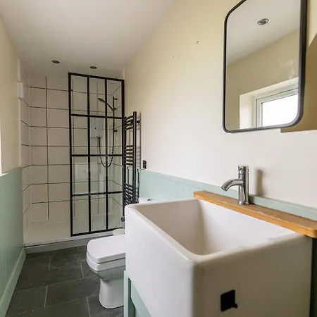 Eastcote Farm - Spacious 5-bed With Views, Garden & Playroom Feriehus *