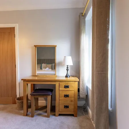 Feriehus Eastcote Farm - Spacious 5-bed With Views, Garden & Playroom
