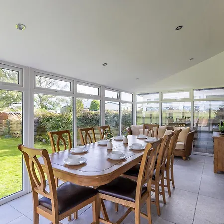 Feriehus Eastcote Farm - Spacious 5-bed With Views, Garden & Playroom