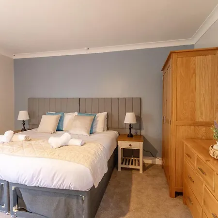 Feriehus Eastcote Farm - Spacious 5-bed With Views, Garden & Playroom *