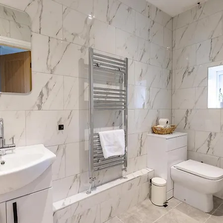 Eastcote Farm - Spacious 5-bed With Views, Garden & Playroom Feriehus *