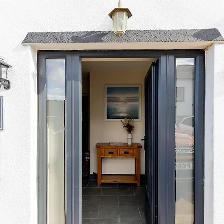 Eastcote Farm - Spacious 5-bed With Views, Garden & Playroom Ferienhaus