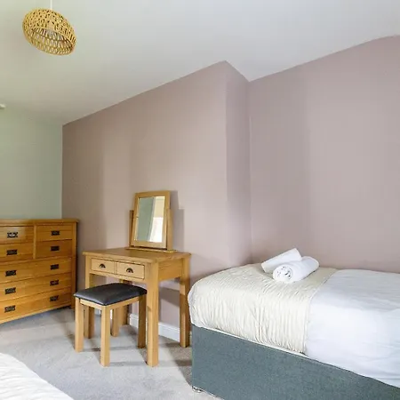 Eastcote Farm - Spacious 5-bed With Views, Garden & Playroom