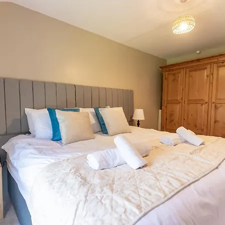 Eastcote Farm - Spacious 5-bed With Views, Garden & Playroom Feriehus