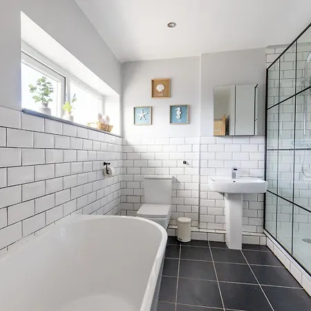 Eastcote Farm - Spacious 5-bed With Views, Garden & Playroom Feriehus