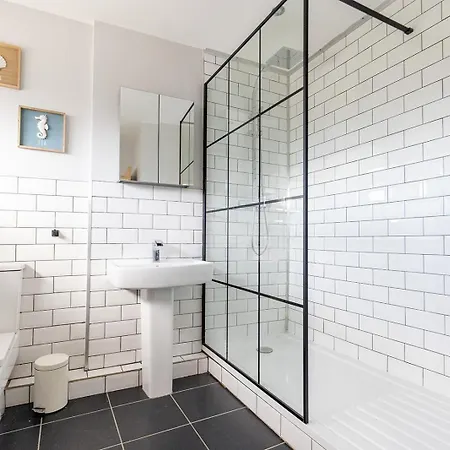 Eastcote Farm - Spacious 5-bed With Views, Garden & Playroom Feriehus *