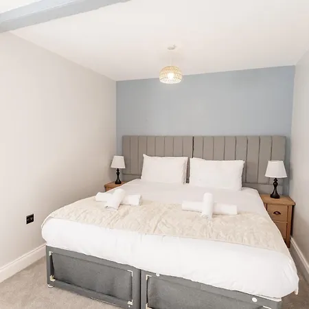 Feriehus Eastcote Farm - Spacious 5-bed With Views, Garden & Playroom