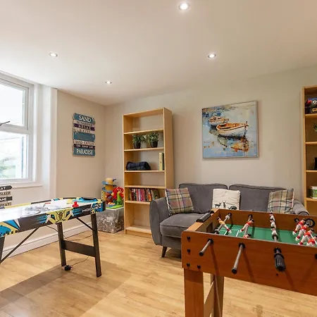 Feriehus Eastcote Farm - Spacious 5-bed With Views, Garden & Playroom