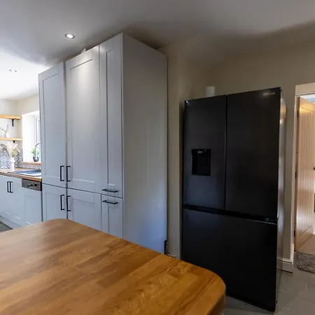 Eastcote Farm - Spacious 5-bed With Views, Garden & Playroom * Силлот