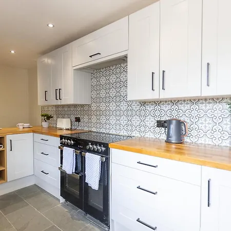 Eastcote Farm - Spacious 5-bed With Views, Garden & Playroom