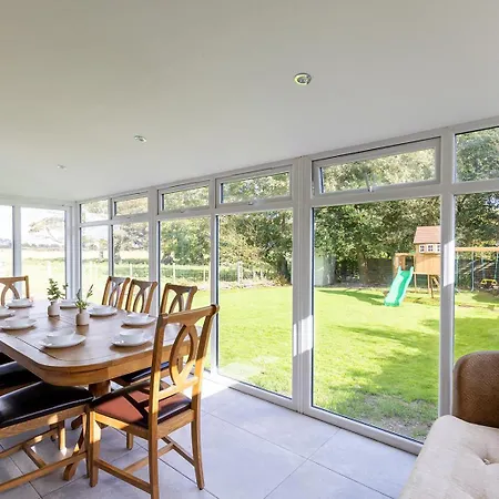 Eastcote Farm - Spacious 5-bed With Views, Garden & Playroom Feriehus *