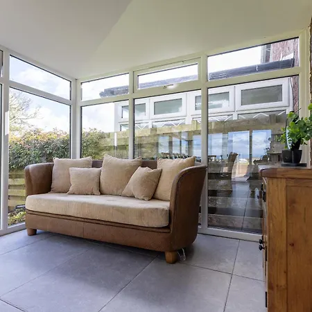 Eastcote Farm - Spacious 5-bed With Views, Garden & Playroom