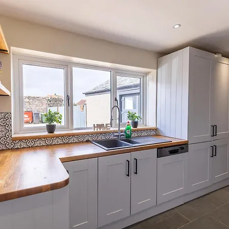 Eastcote Farm - Spacious 5-bed With Views, Garden & Playroom