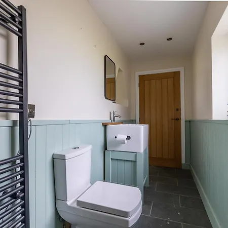 Eastcote Farm - Spacious 5-bed With Views, Garden & Playroom بيت للعطل سيلّوث