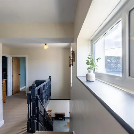 Eastcote Farm - Spacious 5-bed With Views, Garden & Playroom *