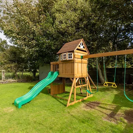 Eastcote Farm - Spacious 5-bed With Views, Garden & Playroom سيلّوث