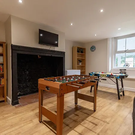 Eastcote Farm - Spacious 5-bed With Views, Garden & Playroom *