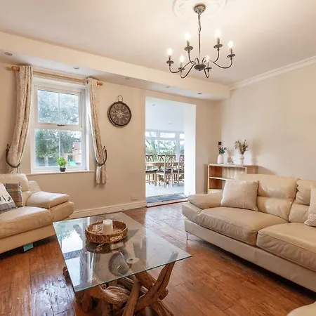 Eastcote Farm - Spacious 5-bed With Views, Garden & Playroom * سيلّوث