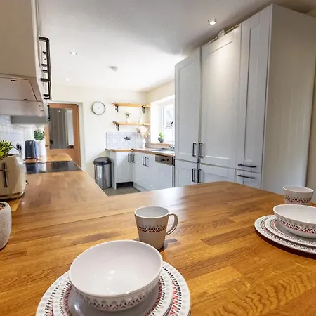 بيت للعطل Eastcote Farm - Spacious 5-bed With Views, Garden & Playroom سيلّوث