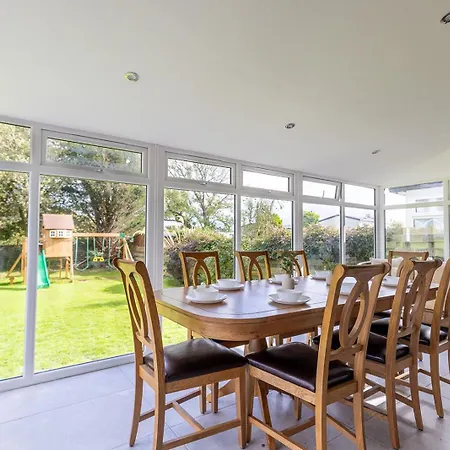 Eastcote Farm - Spacious 5-bed With Views, Garden & Playroom بيت للعطل سيلّوث