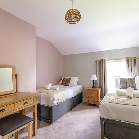 Eastcote Farm - Spacious 5-bed With Views, Garden & Playroom