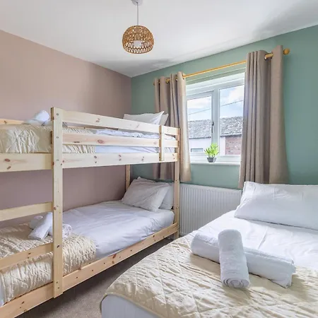 Eastcote Farm - Spacious 5-bed With Views, Garden & Playroom